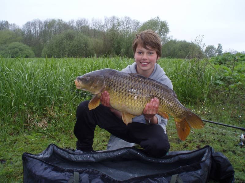 Lewis Koopman met een dikke schubkarper....