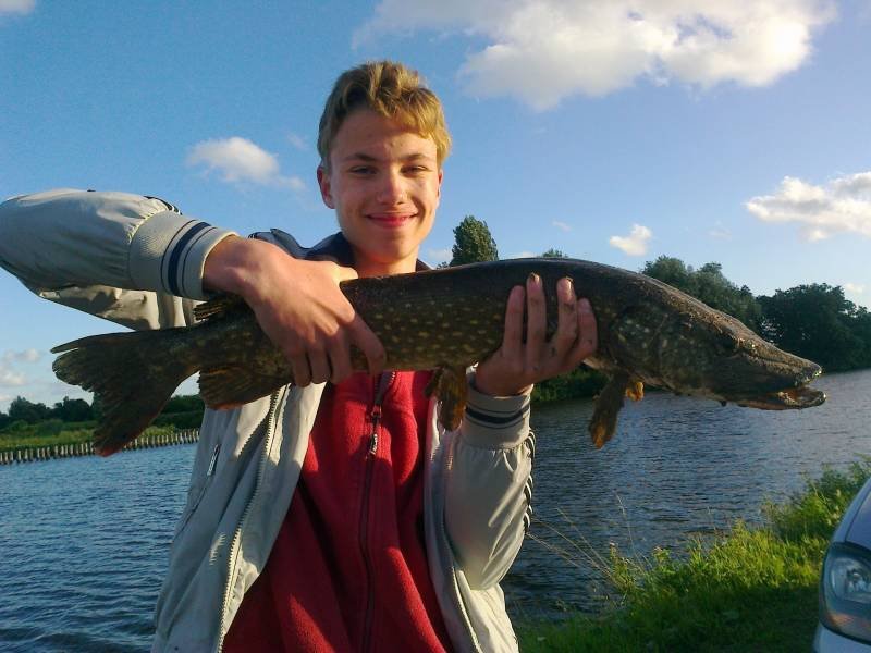 Jeffrey met een mooie snoek uit de ringvaart....